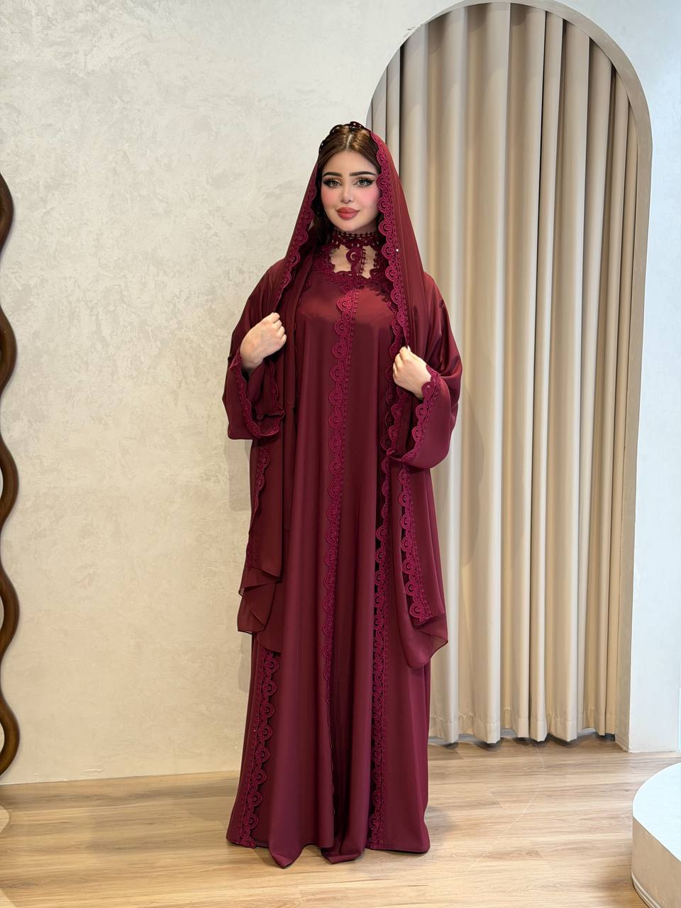 طقم عباية عنابي فاخر ثلاث قطع يشمل فستان داخلي وشيلة مطرزة بالدانتيل المتقن، تصميم خليجي راقي يمنحك إطلالة فخمة وأناقة متكاملة في كافة المناسبات السعيدة - الصورة 2