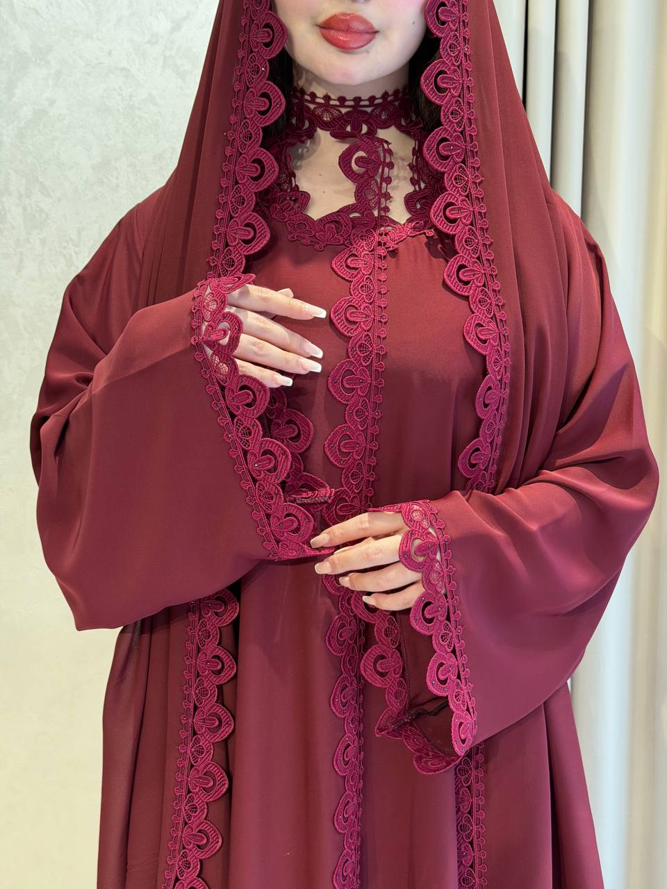 طقم عباية عنابي فاخر ثلاث قطع يشمل فستان داخلي وشيلة مطرزة بالدانتيل المتقن، تصميم خليجي راقي يمنحك إطلالة فخمة وأناقة متكاملة في كافة المناسبات السعيدة - الصورة 3