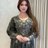فستان مخور برونزي فاخر بتطريز يدوي مكثف ومزين بالكريستال الإيطالي اللامع مع قماش بليسيه لمعة لإطلالة خليجية ملكية ساحرة تناسب المناسبات والأعراس الفخمة (متوفر شغل التخوير على قطعة اخرى)