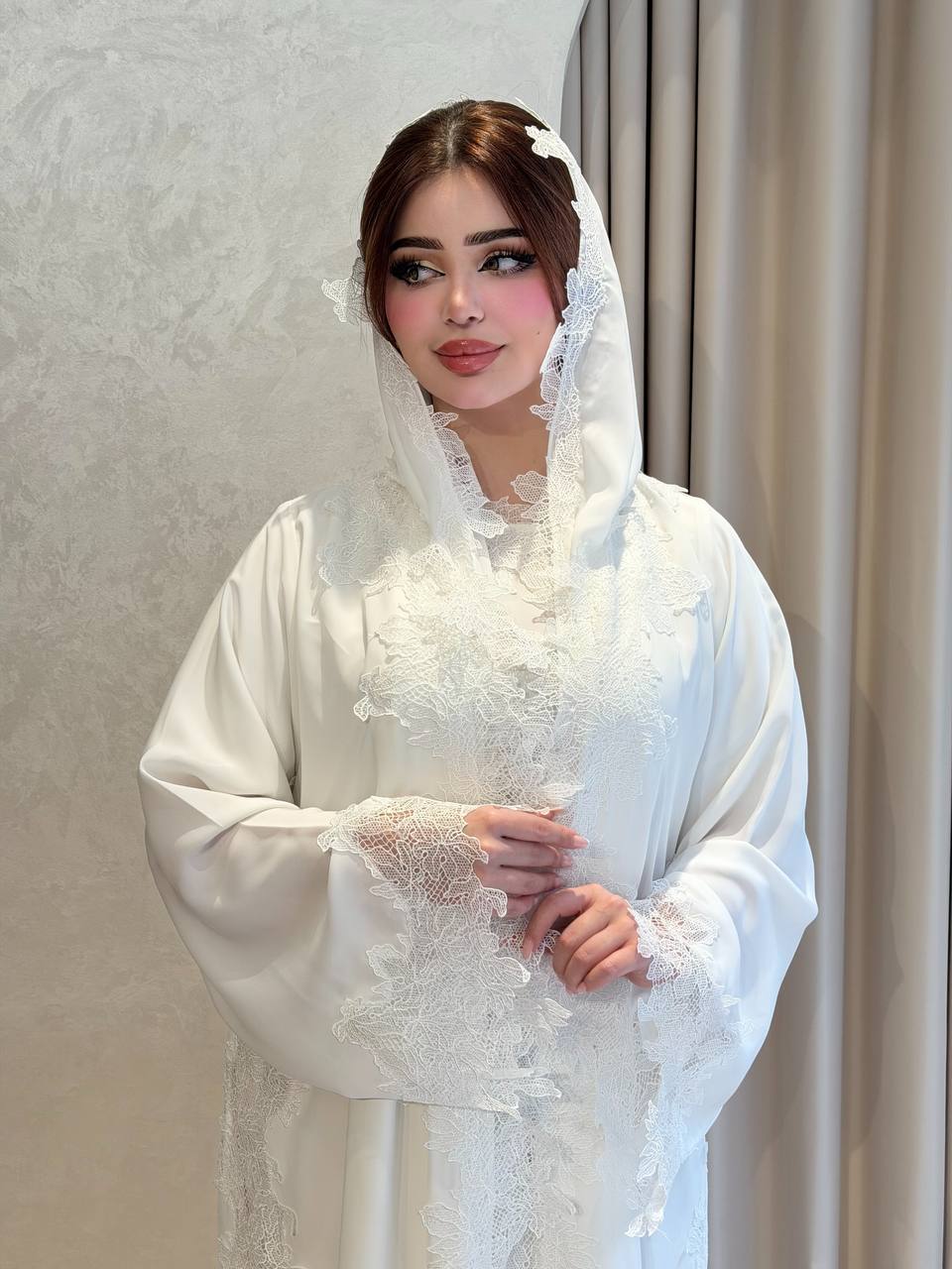 عباية بيضاء ملكية مكسوة بالدانتيل الناعم طقم فاخر 3 قطع مع فستان وشيلة لتمنحك إطلالة أنثوية ساحرة وأناقة متكاملة في أرق المناسبات أزياء خليجية راقية جداً - الصورة 2