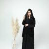 عباية سهرة سوداء ملكية مزخرفة بالدانتيل الفاخر والتطريز اليدوي البراق مع شيلة مطرزة لإطلالة خليجية راقية تعكس الفخامة والأناقة في أبهى المناسبات | تصميم