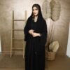 عباية سوداء ملكية بتطريز دانتيل راقي على الأكمام والحواف الخارجية مع شيلة مطرزة ناعمة تصميم خليجي فاخر يمنحك حضوراً ساحراً في السهرات والمناسبات الراقية