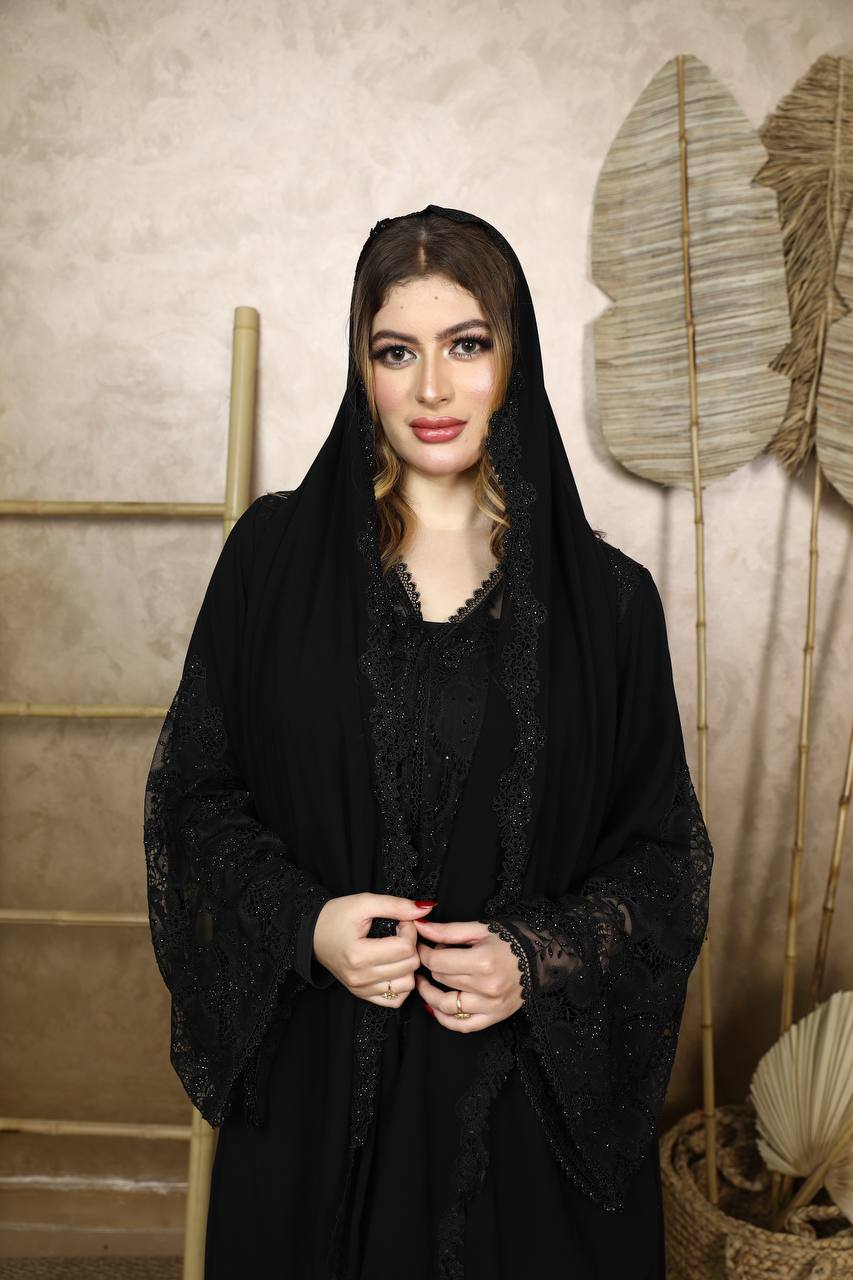 عباية سوداء ملكية بتطريز دانتيل راقي على الأكمام والحواف الخارجية مع شيلة مطرزة ناعمة تصميم خليجي فاخر يمنحك حضوراً ساحراً في السهرات والمناسبات الراقية - الصورة 3