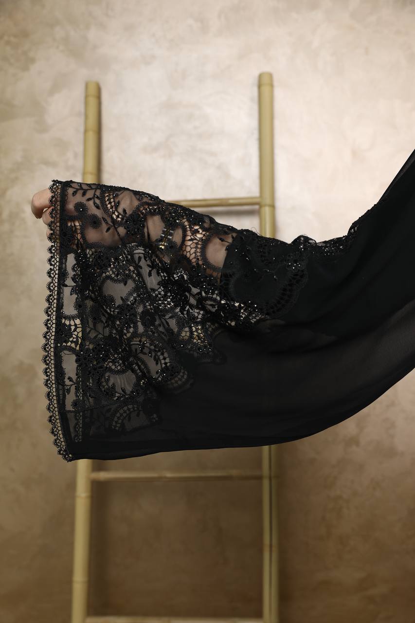 عباية سوداء ملكية بتطريز دانتيل راقي على الأكمام والحواف الخارجية مع شيلة مطرزة ناعمة تصميم خليجي فاخر يمنحك حضوراً ساحراً في السهرات والمناسبات الراقية - الصورة 9